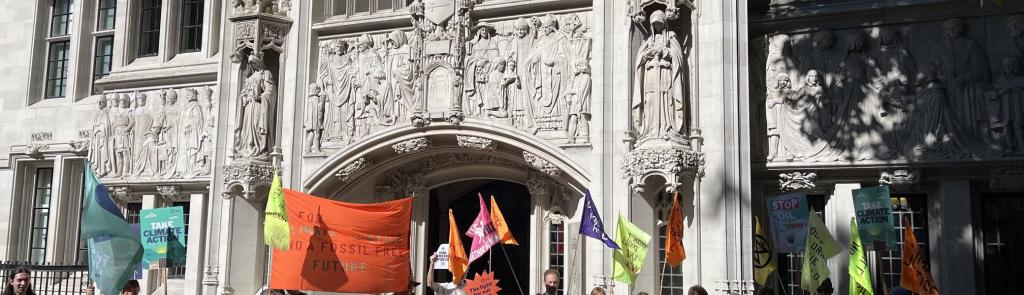 Personas en protesta en la suprema corte inglesa